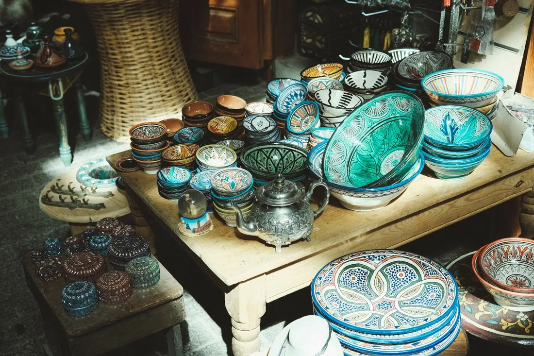 Des céramiques marocaines peintes à la main sur un étal du souk